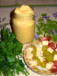 И снова про майонез, а именно - про домашний майонез, приготовление которого занимает три минуты. Вот этот красивейший, яркий майонез я приготовила из деревенских куриных яиц, с яркими желтками.
2 свежих яйца от домашней курицы,
неполная чайная ложка соли, 
столовая ложка сахара,
1 стакан растительного масла без запаха,
1 чайная ложка готовой горчицы,
1 чайная ложка 9% уксуса.
В поллитровую банку разбить яйца. Добавить соль, сахар и хорошо взбить погружным блендером, примерно 1 минуту. 
Продолжая взбивать, тонкой струйкой добавлять растительное масло. Майонез начнет приобретать густоту и приятную консистенцию. Процесс займет примерно 2 минуты. В готовый майонез добавить горчицу и уксус и еще немного взбить. Готово! Почти полная поллитровая банка вкусного, натурального и красивого продукта)