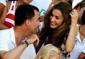 А мне эта пара еще нравиться - Испанские Фелипе и Летиция. Сейчас король Фелипе и королева.
Летиция на момент знакомства с монархом была разведенной журналисткой. Летиция Ортис не имеет благородной крови. Ее отец и бабушка были журналистами, а мать медсестрой.Задолго до встречи со своим будущим супругом-монархом Летиция успела побывать замужем за другим мужчиной.