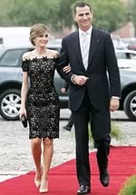 А мне эта пара еще нравиться - Испанские Фелипе и Летиция. Сейчас король Фелипе и королева.
Летиция на момент знакомства с монархом была разведенной журналисткой. Летиция Ортис не имеет благородной крови. Ее отец и бабушка были журналистами, а мать медсестрой.Задолго до встречи со своим будущим супругом-монархом Летиция успела побывать замужем за другим мужчиной.