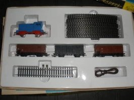 Чуток времена перемешались, но всё равно жирный плюс. У меня две железки были, пиковские, правда, ещё в конце 70-х. Я был не капризный, да и родители были из простых рабочих-служащих, просто мягко намекал родителям и тёте родной, что неплохо бы побаловать меня таким подарком. В итоге на 10 лет мне подарили две железные дороги, один папа с мамой, другой тётя, любящая меня как родного. Сказать, что пацаны во дворе были в шоке, значит ничего не сказать, они были в аху..., ну вы поняли.
На картинке не совсем то, но типа того.