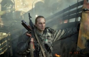 в кухне он приглашённая звезда и играет вобщем сам себя, значит полное вхождение в образ, а в других проектах надо приукрашивать, там он бравый военный, либо отважный и честный полиционер, а то и кровожадный но обаятельный полевой командир нохча