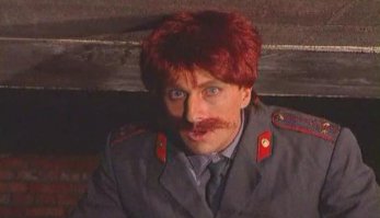 в кухне он приглашённая звезда и играет вобщем сам себя, значит полное вхождение в образ, а в других проектах надо приукрашивать, там он бравый военный, либо отважный и честный полиционер, а то и кровожадный но обаятельный полевой командир нохча