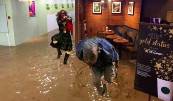 Битва фотошоперов: Старичок оставшийся сидеть в кофейне несмотря ни на что