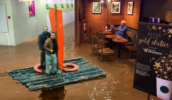 Битва фотошоперов: Старичок оставшийся сидеть в кофейне несмотря ни на что