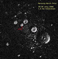 Вот там, где красная точка слева - это уступ на стенке обрушенной трубки, прямой, хорошо просматривается, чёрная тень от него ниже по склону. Чуть ниже и левее ещё вытянутая тень вдоль уступа, тоже прекрасно видно, что Солнце - слева. На мелочёвке тени разобрать сложно, от чего там справа тень можно сказать по оригиналу снимка, и то с трудом.
Это обычные проблемы восприятия, психология. Например, вот здесь кратеры кажутся выпуклостями: