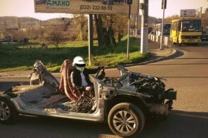 Решаясь на такие безумства, стоит надеть хотя бы мотошлем и соответствующее снаряжение.