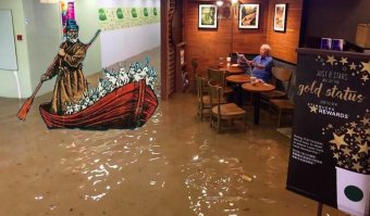 Битва фотошоперов: Старичок оставшийся сидеть в кофейне несмотря ни на что