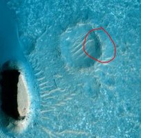 Если это дырка, то почему у кратера справа, который тоже дырка, тень на правой стороне?