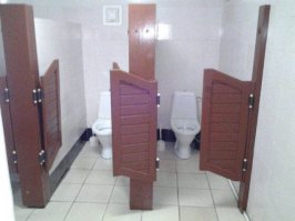 По туалету,что не так? Дверцы в обе стороны открываются
Парашютист в ластах.Ракурс съёмки такой,под ним вода.Наши тоже так прыгали,когда спасение с воды отрабатывали.