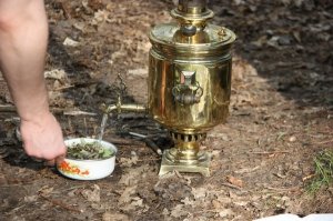 Я не пойму, что он делает? Насобирал мусора с земли в миску и заливает это кипятком, для чего???