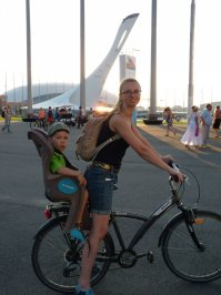 Так девчата на фотках малолетки совсем. В 15-18 лет все красотки. Остаться красивой до 25 уже достижение. Родить и сохраниться - почти подвиг. На фото любимая супруга. 26 лет. А там где на велосипеде 32. Сыночку уже 3 года было. Вот так сохраниться это достижение.