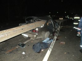 В наши отбойники под каким углом ни врезайся, будет труп. Лучше уж в кювет, там хоть какой-то шанс.