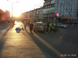 ""26-летний мужчина, управляя мотоциклом «Ямаха» на превышенной скорости, продолжил движение на запрещающий сигнал светофора, тем самым допустив столкновение с иномаркой «Форд». 
Виновник аварии скончался на месте. Установлено, что у него не было водительских прав соответствующей категории. В нынешнем году мотоциклист 12 раз привлекался к ответственности за нарушение ПДД. 
Водитель иномарки был помещен в больницу с травмой глаза, его пассажирка 54 лет и 12-летний пассажир также были доставлены в медучреждение, сообщает сайт Уралинформбюро.