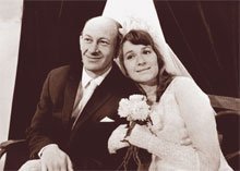 Сорок лет назад на экраны вышла кинокомедия «Зигзаг удачи», открывшая замечательной актрисе Валентине Талызиной путь в большое кино."

"...Корресп.: — Это правда, что вы настолько «сдружились» с Бурковым, Леоновым и Евстигнеевым, что Рязанов хотел даже писать на вас открытые письма в театры?

В. Талызина: — Было дело. Эльдар Александрович решил снимать зиму в самую холодную ее пору — в феврале. Снимали в две смены! Рязанов захотел сэкономить время и деньги. Мы, актеры, сильно мерзли и во время долгожданных перерывов, конечно, «грелись». Евстигнеев охотно делился водкой, которую ему приносили друзья, со всей съемочной группой, но в основном пили он, я и Бурков. Нас даже в шутку за глаза стали называть «звено Евстигнеева», как в хоккее. Было весело: мы балагурили, травили анекдоты. Расслаблялись, как могли, но без пошлости. Естественно, вскоре до Рязанова дошли слухи о том, что мы выпиваем. Тогда Эльдар Александрович собрал нас у автобуса и сказал: «Всех вас ненавижу! Не знал, что вы так плохо ко мне относитесь. Каждому напишу открытое письмо в театр, по «телеге» отправлю». Он укоризненно посмотрел на Евстигнеева: «Женя, я не мог сейчас выбрать ни один трезвый дубль!» Потом ко мне повернулся: «А ты, Талызина, вообще монстр!» Сказал и ушел, а в группе гробовая тишина повисла...

А на следующее утро мы продолжили съемки. По-прежнему было очень холодно, и природа, что называется, взяла свое! Пришлось прятаться. Мы пили, но вели себя более сдержанно. Как-то доснимали. И ведь картина получилась удачной. Когда впервые увидела ее на экране, поняла: классика!" (ссылка:  ) :)