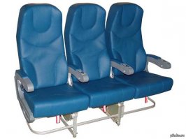 Как ни крути , у тех что, у окна и у прохода всегда будет один свой подлокотник , а у того который по середине в какой то момент их вообще может не оказаться .  если бы каждый из двух крайних соседей оккупировал себе по два и оставил среднего ни  чем ,  то как бы по вашему он себя повел ?    летел бы 8 часов как лох ?    или вежливо попросил бы спящего пассажира уступить подлокотник ссылаясь на то что второй подлокотник  занят вторым соседом ?