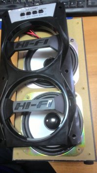 А вот еще один случай: Заказал Bluetooth колонку. В ней должно быть два динамика. И как будто один динамик не играет. Я разобрал колонку. Мало ли, вдруг контакт отошел или еще что. А там... Вот хитрая китайская жопа.