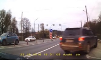 Никто не заставлял рега начать ускоряться и еще  в занятый ряд да еще баба орет от страха. Куда тут лезть?