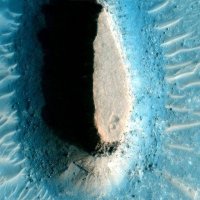 Пока нашёл более крупный снимок. По краям видно рассыпаные камни, что отваливались от стены. Думаю в случае дырки, на дне должна валиком лежать осыпавшаяся с краёв и стен порода. А "дно" на снимке подозрительно ровное.