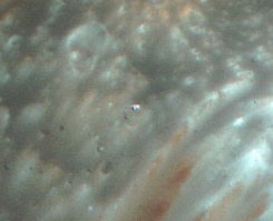 А ещё на Фобосе есть Дом Смотрителя Обелиска. Сфотографирован белый двухэтажный домик под черепичной крышей. При желании можно увидеть тропинку, протоптанную к Обелиску. Вид из дома, стоящего на гребне гигантского кратера открывается просто фантастический. Весь вопрос - кто там живёт?