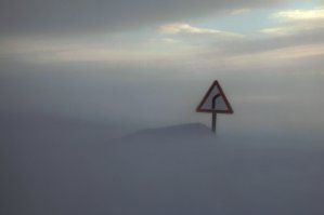 Тут, говорят что в Мурманске велико влияние Гольфстрима? Ну так welcome к нам! 
Знаете, как красиво цветет тундра в марте? Нет? Правильно, потому что снег сходит в июне...