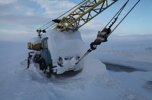 Тут, говорят что в Мурманске велико влияние Гольфстрима? Ну так welcome к нам! 
Знаете, как красиво цветет тундра в марте? Нет? Правильно, потому что снег сходит в июне...