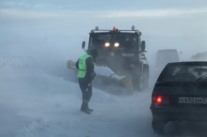 Тут, говорят что в Мурманске велико влияние Гольфстрима? Ну так welcome к нам! 
Знаете, как красиво цветет тундра в марте? Нет? Правильно, потому что снег сходит в июне...