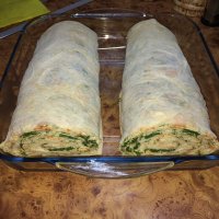 Сам очень люблю мимозу. Увидел этот пост и решил попробовать. К яйцу добавил варёную морковь, а к сардине варёный картофель. В холодильнике была моцарела. Рулет вышел больше. Завтра попробую, пусть настоится.