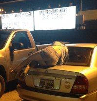 "Монтировкой, обросшей ворсом,
Он выдрал номер три семерки с улыбкой борзой.
Не то рукой, не то копытом отдал честь
И исчез в машине ГАИ с номером 666"