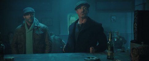 "Старый мельник" в "Неудержимых 2". Саймон Уэст(кинорежиссёр, сценарист и продюсер): "Я решил дать почитать им сценарий “Неудержимых 2” – и выяснил, что они были готовы малость пошутить над собой. Нам разрешили использовать их символику только в той сцене, где парни громят кофейню." 
А если серьёзно: не смешите моих гусей,  Starbucks, наверняка, такого бабла отсыпал, чтоб мелькать на каждом кадре... А вы говорите: "пасхалка")))