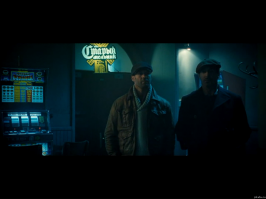 "Старый мельник" в "Неудержимых 2". Саймон Уэст(кинорежиссёр, сценарист и продюсер): "Я решил дать почитать им сценарий “Неудержимых 2” – и выяснил, что они были готовы малость пошутить над собой. Нам разрешили использовать их символику только в той сцене, где парни громят кофейню." 
А если серьёзно: не смешите моих гусей,  Starbucks, наверняка, такого бабла отсыпал, чтоб мелькать на каждом кадре... А вы говорите: "пасхалка")))