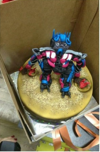 Такое ощущение, что Оптимус сел поср.ть, а в это время открыли коробку)