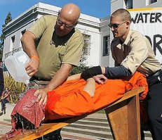 Далеко в прошлом, да? Про waterboarding не слышали? Официально используется ЦРУ в рамках "Enhanced Interrogation Techniques".

Человека привязывают к доске, закрывают лицо тканью и льют воду. Создается ощущение утопления. Из побочных эффектов - переломы конечностей от дикой боли и неконтролируемого желания высвободится.