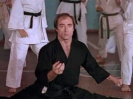 А фразу "Ты что безумный, смерти ищешь..." произнес Олег Кантемиров, который в фильме "Фанат" играл тренера "Малыша"..