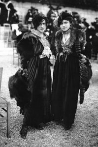 Не реально похожи:) Дама слева  и наша актриса