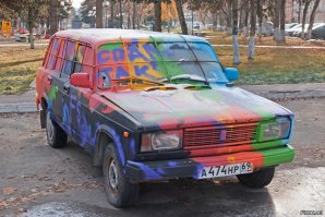 это чудо у меня под окнами жило пару лет... этим летом исчезло...   после своего приезда оно сменило окрас через пару недель)