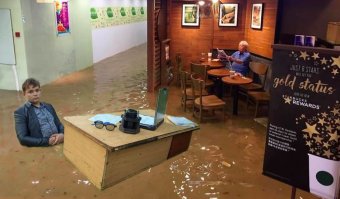 Битва фотошоперов: Старичок оставшийся сидеть в кофейне несмотря ни на что