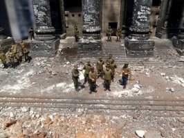 На конец то стоящий пост на фишках!
Неистово плюсую!!
Фото хорошие, тема раскрыта.
Из замечаний у гуслей надо было гребни сделать стального цвета, полируются они и катки со звездочкой по торцам обработать стальным пигментом или простым карандашом. 
Фигурки на первый взгляд очень хорошо покрашены но нигде лиц не видно так чтобы с  глазами. 
За матчастью автор не гнался ИС выполнен аккуратно, не сильно старый, следов эксплуатации не видно.

А так ваще конечно класс! Нужная тема. 

Вот еще фотки конца третьего рейха, полностью здесь: