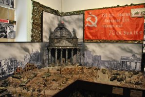 На конец то стоящий пост на фишках!
Неистово плюсую!!
Фото хорошие, тема раскрыта.
Из замечаний у гуслей надо было гребни сделать стального цвета, полируются они и катки со звездочкой по торцам обработать стальным пигментом или простым карандашом. 
Фигурки на первый взгляд очень хорошо покрашены но нигде лиц не видно так чтобы с  глазами. 
За матчастью автор не гнался ИС выполнен аккуратно, не сильно старый, следов эксплуатации не видно.

А так ваще конечно класс! Нужная тема. 

Вот еще фотки конца третьего рейха, полностью здесь: