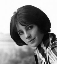 А теперь для невнимательных читателей -в чем смысл фаниного поста? А в том, чтобы среди фоток Западного Гламура из 20-30х и 70-80х запихать бытовой снимок из СССР 55 года т.е. сравнить Мерилин Монро и колхозницу Глашу, Эйфелеву башню и "хрущевку" и ненавязчиво вас подтолкнуть к выводу  - 
   Понятно, что он облажался, точнее его облажали те у кого он копипастит, вспомним наших экранных красавиц тех лет -