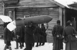 Это транспортные контейнеры, для сброса с парашютом.