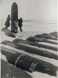 Это транспортные контейнеры, для сброса с парашютом.