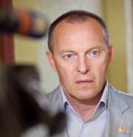 смотрю на него - как на мертвеца. он вообще щас живой?