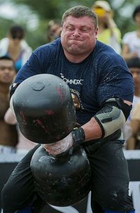 либо у гражданина всего одна майка, либо все "рекорды" поставил в один день. это первое что бросается в глаза. потом вспоминаются вот эти Джентльмены и два поднятых мотоцикла выглядят как-то уж совсем смешно...