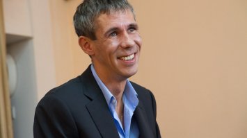 Девушка делает уморительные костюмы из картона для своей собаки