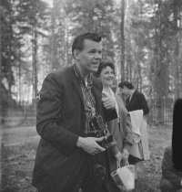 Когда был "маленький", тоже любил фотоаппараты с вертикальным видоискателем. Люди не сразу понимали, что их снимают :)