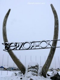 родился там, в Заполярье) отец зимники прокладывал. кучу историй рассказал! и грустных и веселых. лето обычное, жаркое! вот только комарья там... при желании могут облепить и унести) 
замечательное время там было. конец 80х - начало 90х. жили здорово! весь дом поимённо знали и могли хоть к кому зайти! знали, что всегда пустят и нальют чаю или молока) 
молоко, кстати, у северных коров жёлтое. на сгущёнку похоже по цвету) а хранится так. наливается в эмалированный таз, замораживается, и отправляется в холодный бокс на улице. потом отколешь кусочек, растопишь на плите и можно пить)
папа часто "в магазин" ходил с ружьём. выйдет, через мнут 20-30 возвращается с зайцем)
хорошее время было! а места и люди-еще лучше!