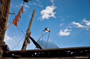 Устройство для кипячения воды есть на многих крышах домов. В определенные часы дня вода достаточно быстро закипает в чайнике под воздействием солнца. Тем самым экономится электроэнергия.