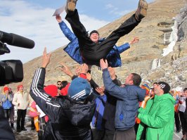 А на конечной пассажиры, проехавшие весь маршрут, должны подбрасывать его на руках.