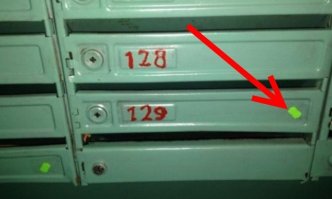 Поставь себе камеру в подъезд и потом выяснится, что эти наклейки на почтовых ящиках оставляют дети, которые отрывают стикеры от упаковок сладостей, которые кушают по дороге из дома/домой. Детей тоже причислим к грабителям?