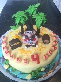 У меня знакомая торты делает. единственный раз вышел конфуз с тортом с феями. Делала его первый раз и феи были похожы на шалав каких то. Сразу в сравнение выставлю другие торты, чтобы не написали,что она все так делает.